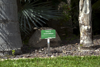 Letrero verde anodizado grande con base regulable. 